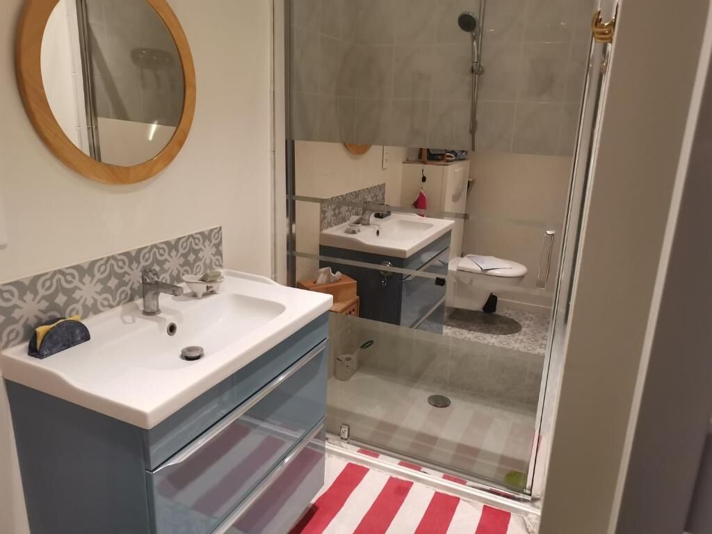 Een douche, een haardroger, handdoeken, zeep