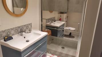 Een douche, een haardroger, handdoeken, zeep