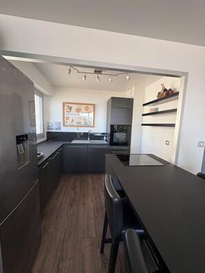 Fridge, oven, stovetop, dishwasher - Beautiful waterfront apartment (Saint-Jean-de-Monts)