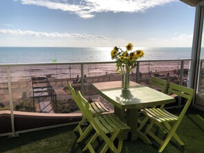 Outdoor dining - Beautiful waterfront apartment (Saint-Jean-de-Monts)