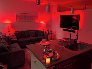 TV - Cozy 1-Bedroom Studio in Tranquil Atlanta (Atlanta)