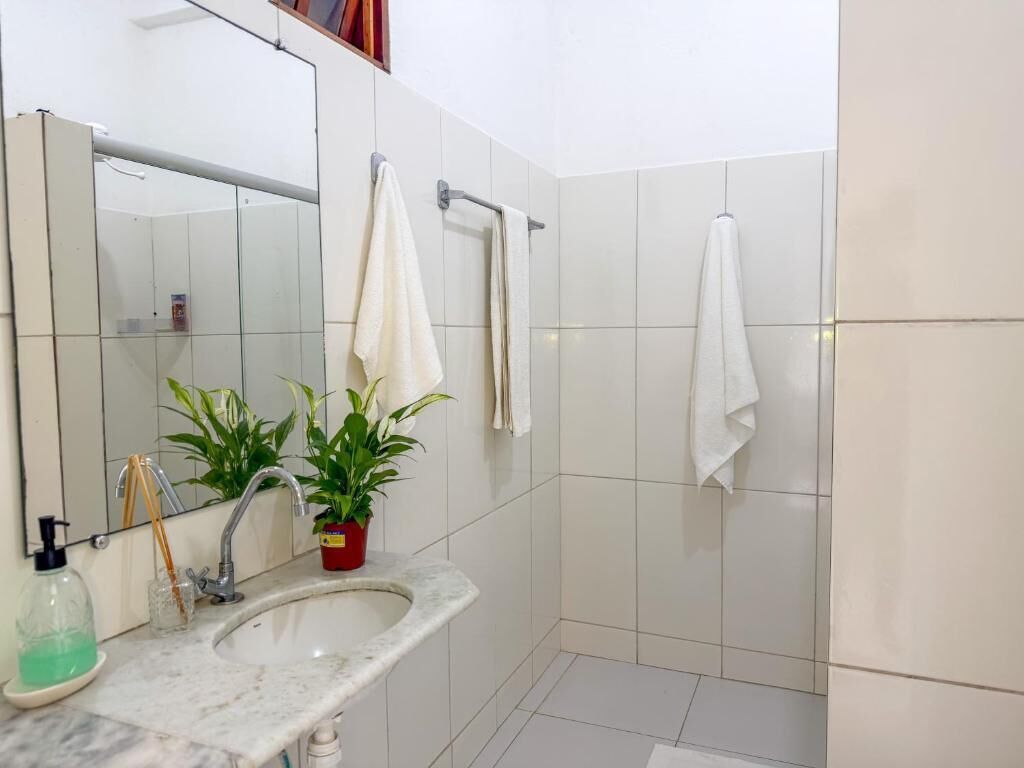 Quarto triplo, vista para o jardim | Banheiro