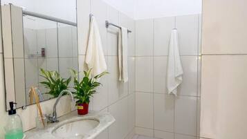 Quarto triplo, vista para o jardim | Banheiro