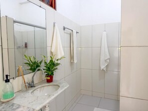 Dreibettzimmer, Gartenblick | Badezimmer