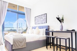 Apartment, Balkon, Stadtblick | Bügeleisen/Bügelbrett, kostenloses WLAN