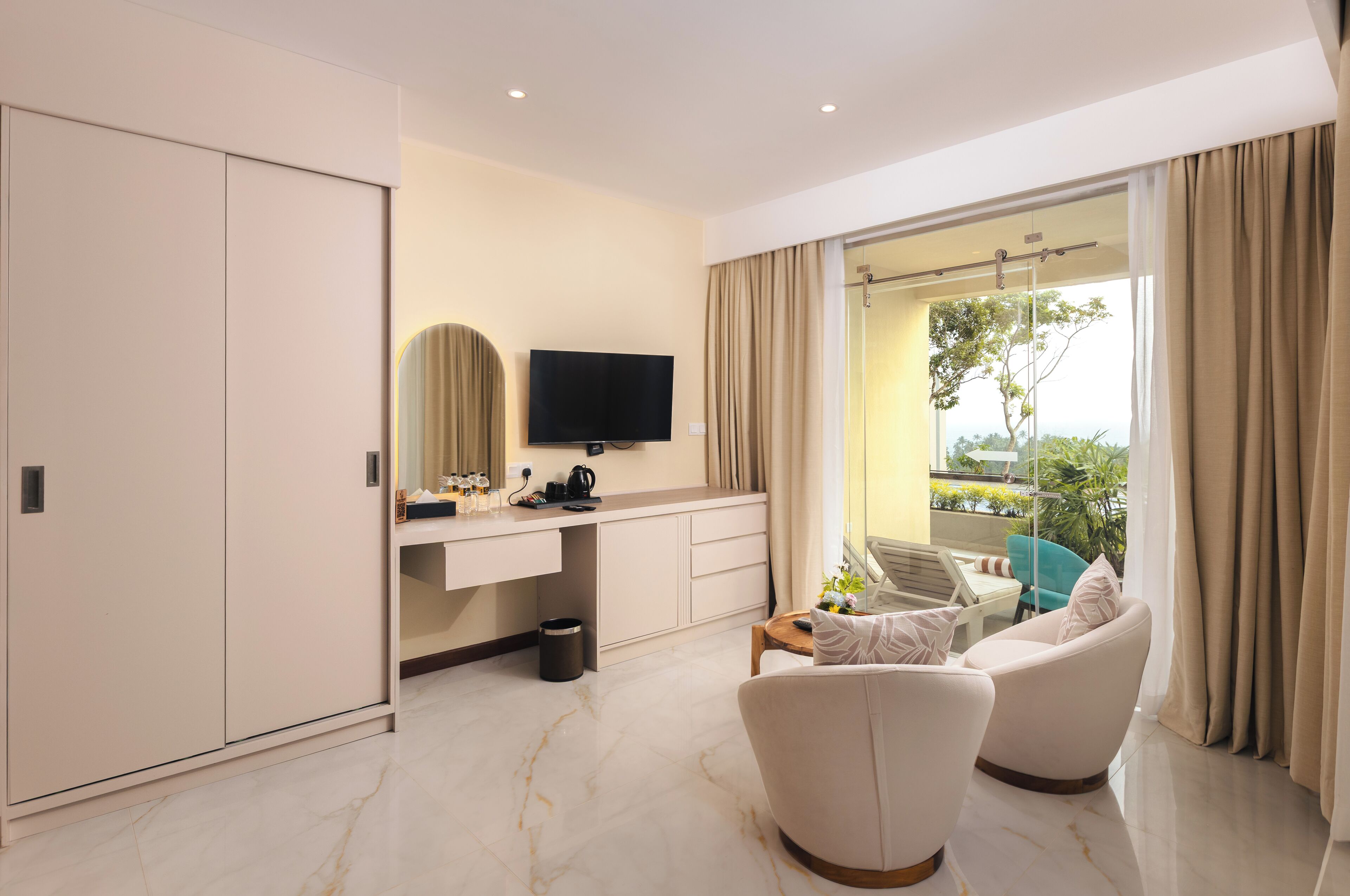 Deluxe Premier Plunge Pool Room | Wohnbereich | 43-Zoll-Smart-TV mit Satellitenempfang, Bücher, Pay-TV