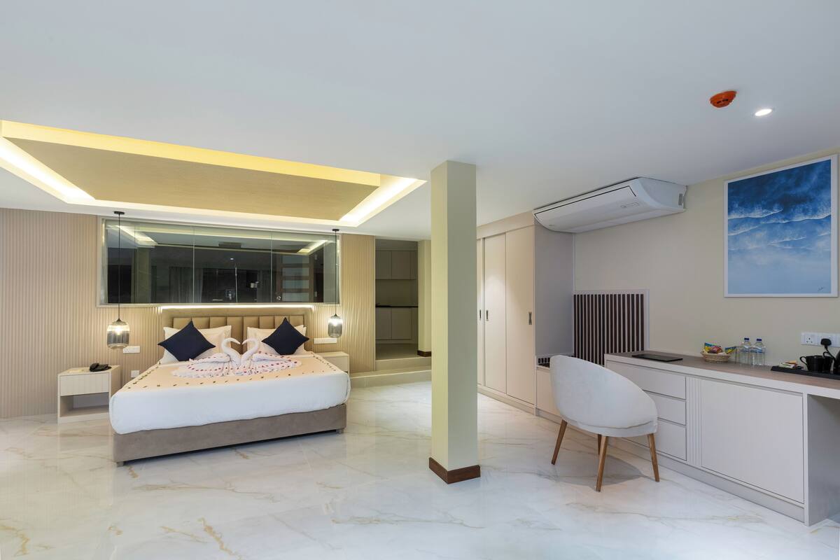 Penthouse | In-room safe, desk, laptop workspace, iron/ironing board