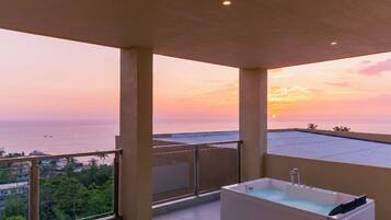 Penthouse | Outdoor spa tub