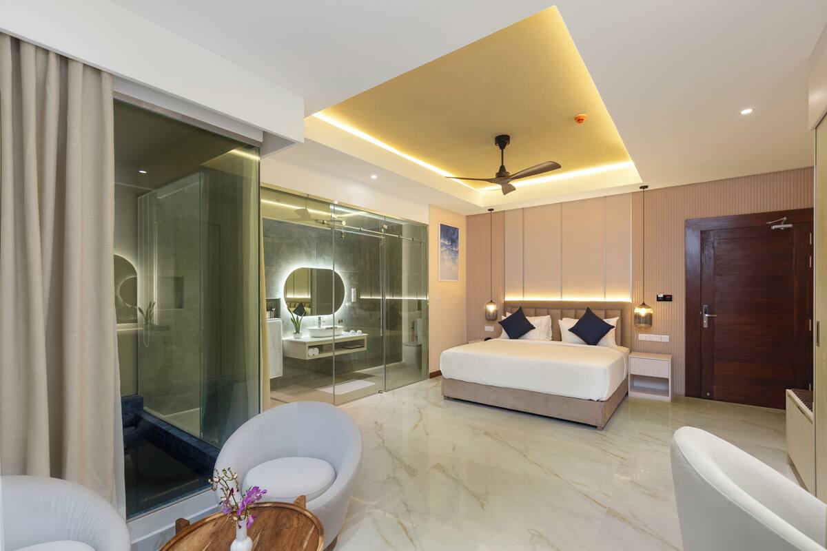 Deluxe Premier Plunge Pool Room | In-room safe, desk, laptop workspace, iron/ironing board