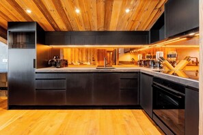 Fridge, microwave, oven, stovetop - Observatoire - Sompteux Loft | 3CHBR | Elégant | Vues (Megève)