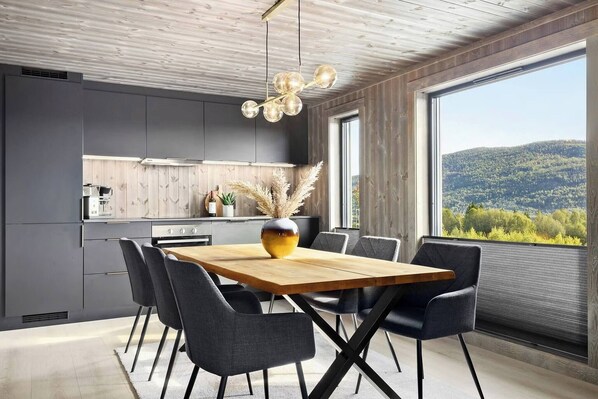 Ferienhütte, 4 Schlafzimmer, Terrasse, Seeblick | Esszimmer