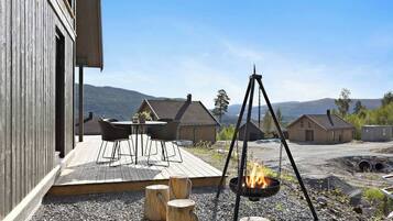 Ferienhütte, 4 Schlafzimmer, Terrasse, Seeblick | Speisen im Freien