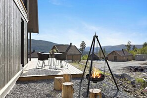 เคบิน, 4 ห้องนอน, ระเบียง, วิวทะเลสาบ | รับประทานอาหารกลางแจ้ง