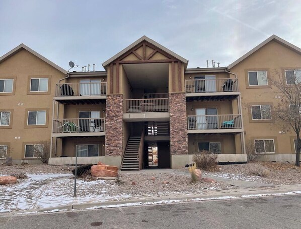 A multi-story building with a central entrance, balconies, and a stone facade. - 3Bed/2Bath MOAB pool & hot tub (Moab)