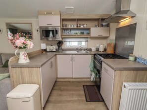 Cookware/dishes/utensils - Homeslea 33 Millennium Gardens (Morpeth)