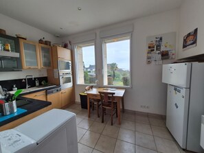 Fridge, microwave, oven, stovetop - An exceptional spot! Apartment in a charming house, swimming at the bottom of the garden (Locmariaquer)