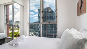 2 bedrooms, desk, free WiFi, bed sheets - Fortitude Valley Escape with Pool, Gym & Parking (Fortitude Valley)