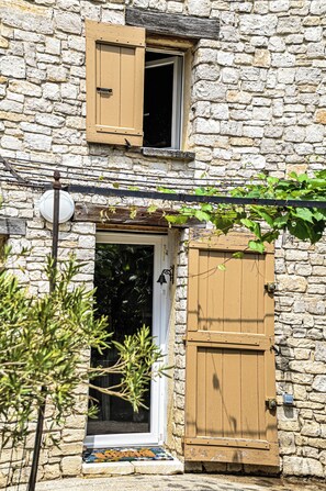 Exterior detail - Provencal house with heated pool, jacuzzi and view 5 minutes from the Colorado (Viens)