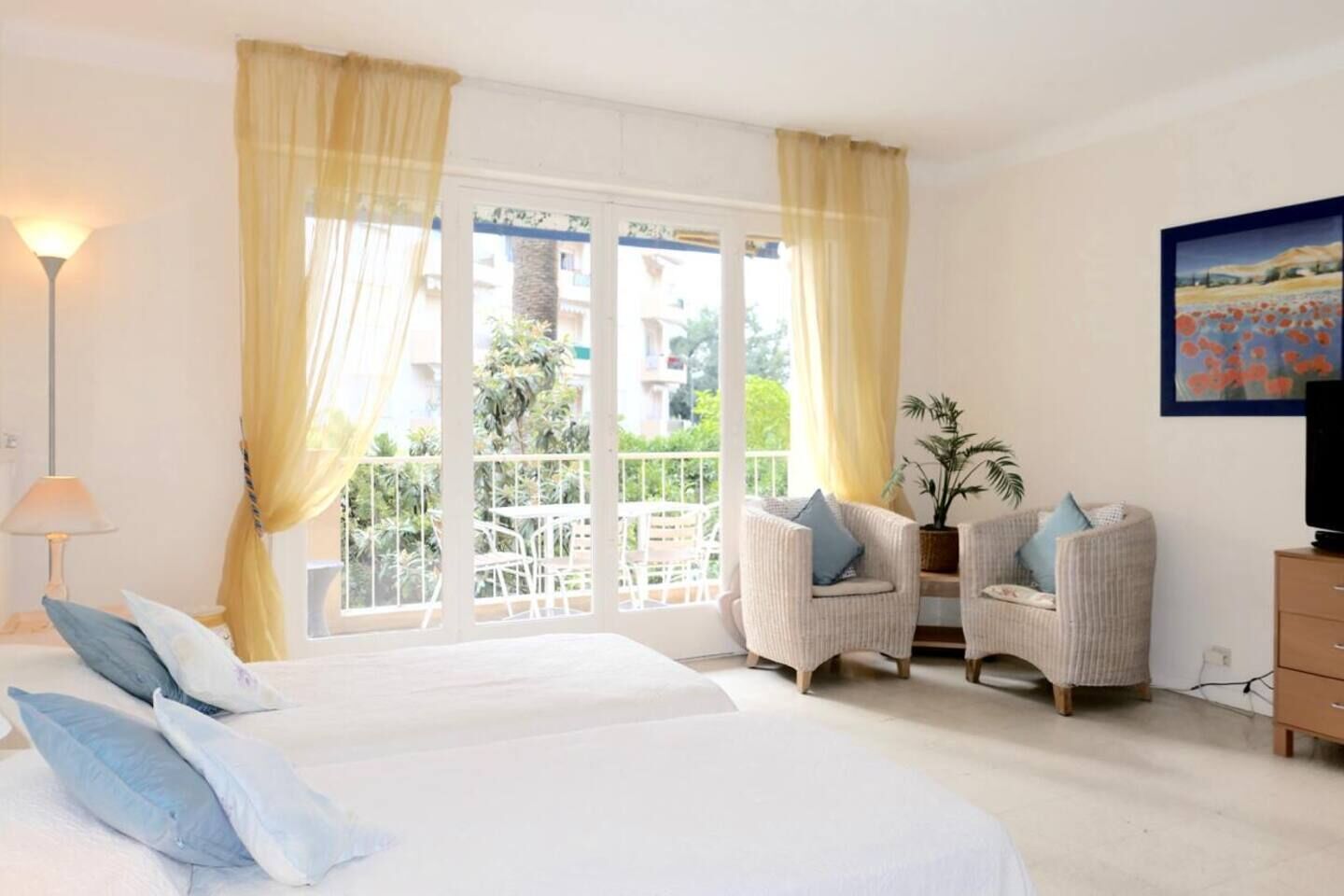 Iron/ironing board, WiFi, bed sheets