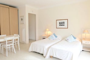 Iron/ironing board, WiFi, bed sheets - Charming Cannes Studio with Private Balcony – Near Rue d’Antibes & Beaches (Cannes)