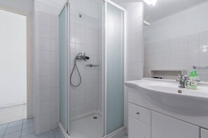 Shower, hair dryer, towels, soap - Charming Cannes Studio with Private Balcony – Near Rue d’Antibes & Beaches (Cannes)