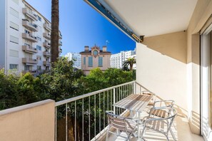 Outdoor dining - Charming Cannes Studio with Private Balcony – Near Rue d’Antibes & Beaches (Cannes)