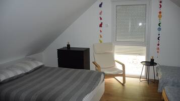 Iron/ironing board, internet, bed sheets