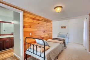 3 bedrooms, iron/ironing board, travel crib, free WiFi - 15% off Spring Special - Wifi - Family and Pet Friendly - One Level (Sigel)