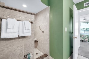 Shower, towels - 🌊Waterfront Community🌴Pool/Hot Tub/Workout Room🐬Bahia Vista 363 (St. Petersburg)