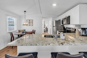 Private kitchen - Seabreeze Serenity-2 Kings, 1 Queen, garage, large yard (Murrells Inlet)