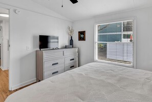 3 bedrooms, iron/ironing board, WiFi, bed sheets - Seabreeze Serenity-2 Kings, 1 Queen, garage, large yard (Murrells Inlet)