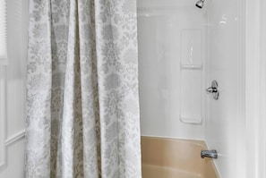 Hair dryer, towels, soap, toilet paper - Seabreeze Serenity-2 Kings, 1 Queen, garage, large yard (Murrells Inlet)