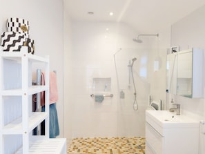 Douche, sèche-cheveux