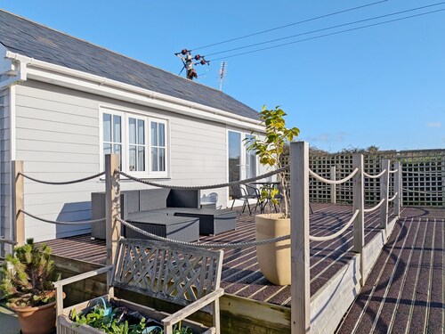 A lodge/cabin that sleeps 2 guests  in 1 bedroom