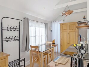 Dining - A lodge/cabin that sleeps 2 guests  in 1 bedroom (Emsworth)