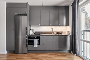 Fridge, microwave, stovetop, dishwasher