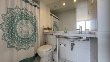 Familieleilighet, balkong, byutsikt | Bad