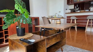 Un tavolo da pranzo con una pianta, un telecomando e un dispositivo Philips.