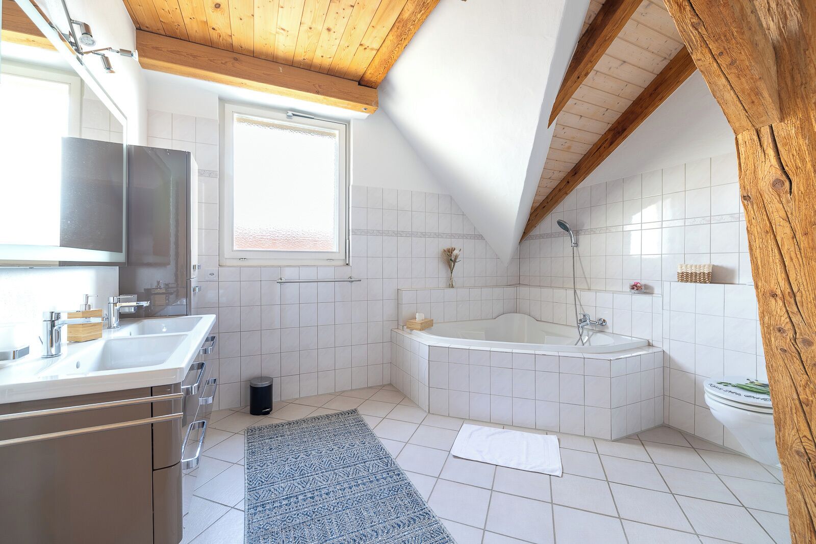 Dusj, hårføner, håndklær og såpe