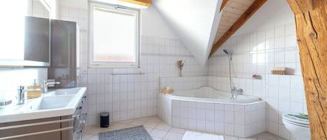 Dusj, hårføner, håndklær og såpe