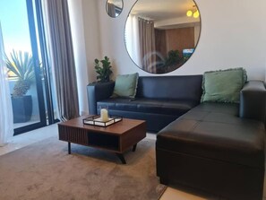 Apartamento, balcón | Zona de estar