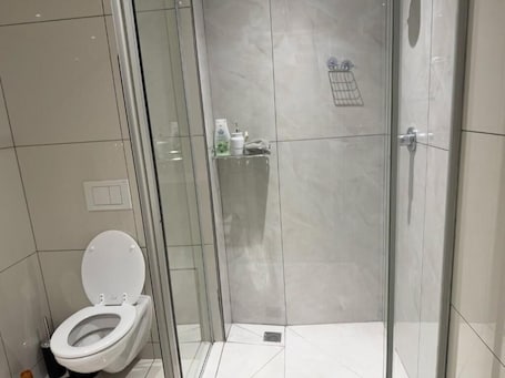 Apartment, Balcony | Bathroom. 77 on Independence Apartments