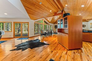 Interior - South Meadow 69 - Woodsy Retreat (Black Butte Ranch)