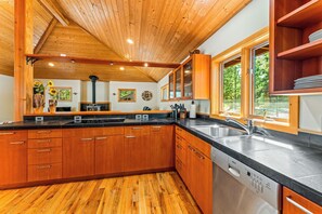 Fridge, microwave, oven, stovetop - South Meadow 69 - Woodsy Retreat (Black Butte Ranch)
