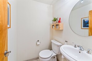 Shower, hair dryer, towels - South Meadow 69 - Woodsy Retreat (Black Butte Ranch)