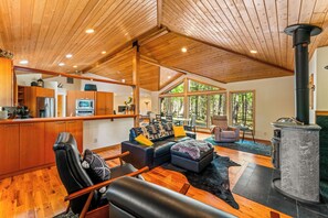 Smart TV - South Meadow 69 - Woodsy Retreat (Black Butte Ranch)