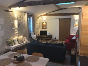 TV - Fully equipped, modern studio in the most charming B&B in the heart of Ribérac. (Ribérac)