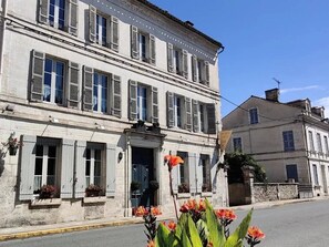 المنشأة من الخارج