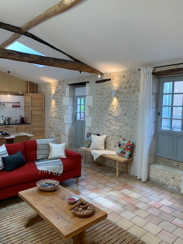 TV - Fully equipped, modern studio in the most charming B&B in the heart of Ribérac. (Ribérac)