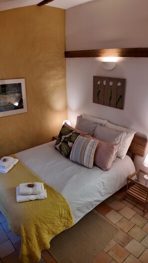 مكواة/لوح كي وخدمة الإنترنت وملاءات أسرّة